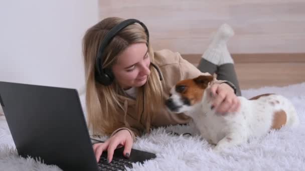Młoda Szczęśliwa Dziewczyna Słuchawkach Zdalny Pracownik Pomocą Laptopa Pracujący Ucząc — Wideo stockowe