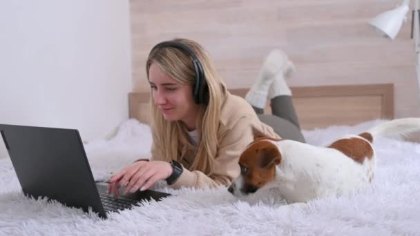 Jovem Menina Feliz Fones Ouvido Trabalhador Remoto Usando Laptop Trabalhando — Vídeo de Stock