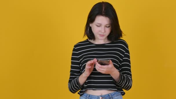 Joyeux Jeune Fille Utilisant Téléphone Portable Vient Découvrir Grandes Nouvelles — Video