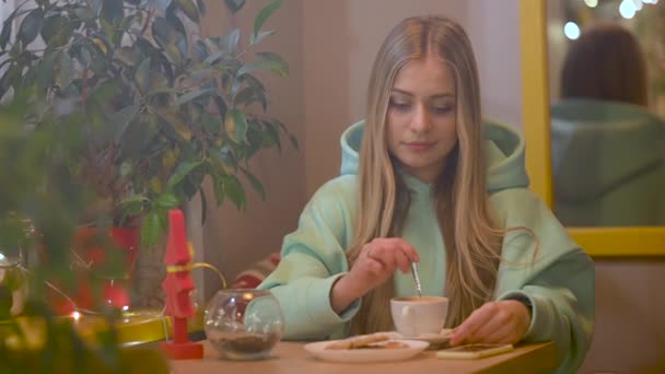 Ele Vai Esfregar Uma Menina Bebendo Café Café Mulher Sorridente — Vídeo de Stock