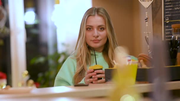 Porträtt Ung Flicka Som Dricker Kaffe Ett Café Leende Kvinna — Stockvideo