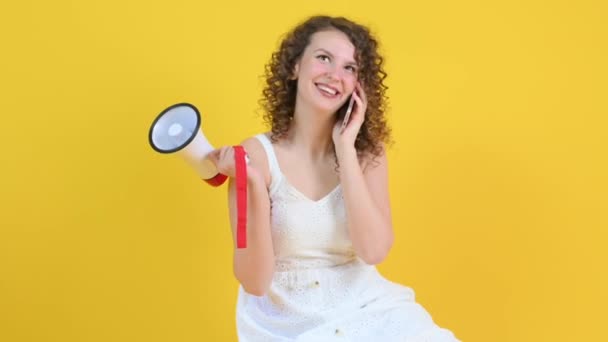 Menina Vestido Com Megafone Suas Mãos Usa Smartphone Anuncia Descontos — Vídeo de Stock