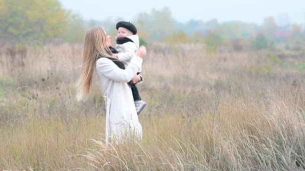 Portret Van Een Gelukkige Moeder Die Speelt Met Een Schattig — Stockvideo