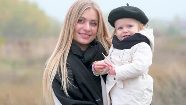 Ritratto Mamma Felice Con Figlioletta Carina Nel Parco Autunnale Famiglia — Video Stock