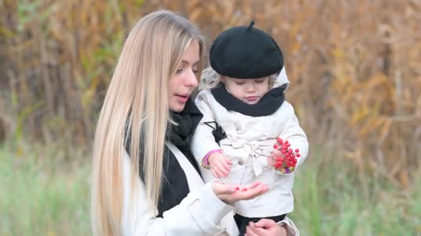 Ritratto Mamma Felice Con Figlioletta Carina Nel Parco Autunnale Famiglia — Video Stock