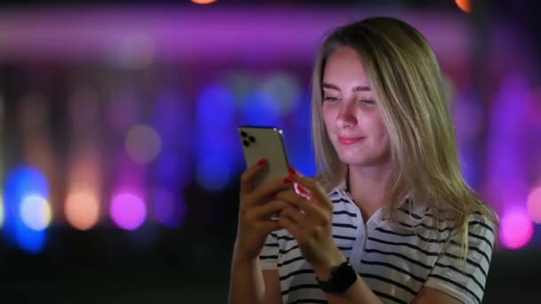 Ung Glad Flicka Som Använder Mobiltelefon Promenaden Gatorna Night Town — Stockvideo