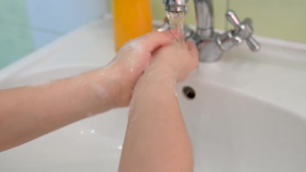 Bébé Dans Salle Bain Lave Les Mains Avec Mousse Eau — Video