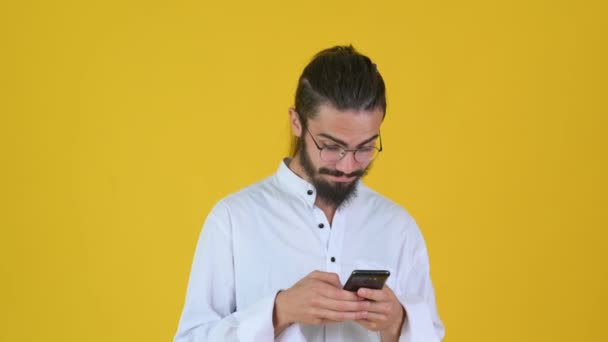 Jeune Homme Heureux Chemise Blanche Aide Téléphone Portable Vient Découvrir — Video