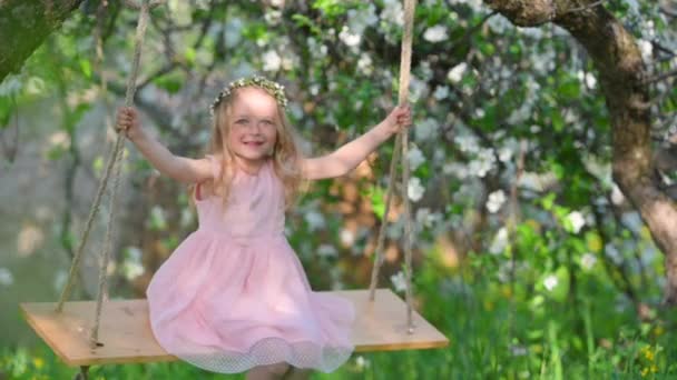 Joyeux Fille Mignonne Balançant Sur Une Balançoire Dans Parc Printemps — Video