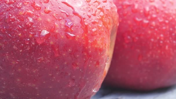 Zbliżenie Kropli Wody Spływającej Świeżego Czerwonego Jabłka Zdrowa Żywność — Wideo stockowe