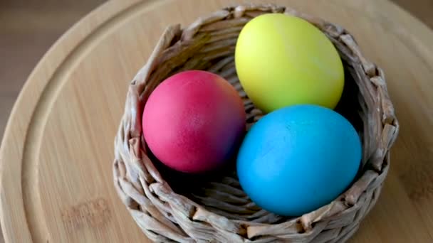 Decoração Páscoa Ovos Festivos Coloridos Estão Girando Close Cesta Closeup — Vídeo de Stock