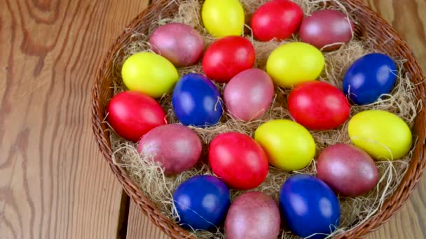 Πασχαλινή Διακόσμηση Ξύλινο Τραπέζι Πολλά Πολύχρωμα Αυγά Διακοπών Βρίσκονται Στο — Αρχείο Βίντεο
