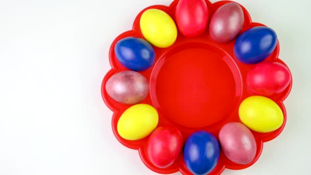 Decoração Páscoa Ovos Festivos Coloridos Põem Uma Chapa Contexto Branco — Vídeo de Stock