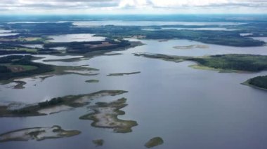 Ulusal Park 'taki Braslav göllerindeki hava manzarası. Mavi güzel su. İnsansız hava aracı, milli parktaki inanılmaz manzaranın üzerinde uçuyor Belarus 'taki popüler turizm merkezi.