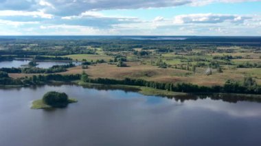 Ulusal Park 'taki Braslav göllerindeki hava manzarası. Mavi güzel su. İnsansız hava aracı, milli parktaki inanılmaz manzaranın üzerinde uçuyor Belarus 'taki popüler turizm merkezi.