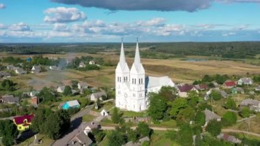 Hava aracı görüntüsü. Belarus 'un Braslav Gölleri yakınlarındaki Slobodka köyünde görkemli bir Katolik kilisesi. İlahi Takdir Kilisesi