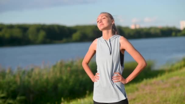 Movimento Lento Jovem Encaixa Mulher Esporte Exercícios Sportswear Parque Perto — Vídeo de Stock