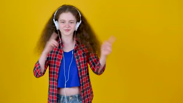 Genç Komik Kız Kameranın Işaret Ettiği Gibi Sarı Arka Plan — Stok video