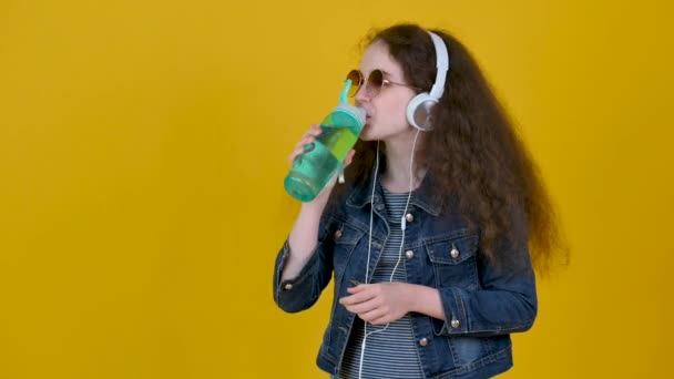 Menina Feliz Com Cabelo Encaracolado Com Fones Ouvido Óculos Sol — Vídeo de Stock