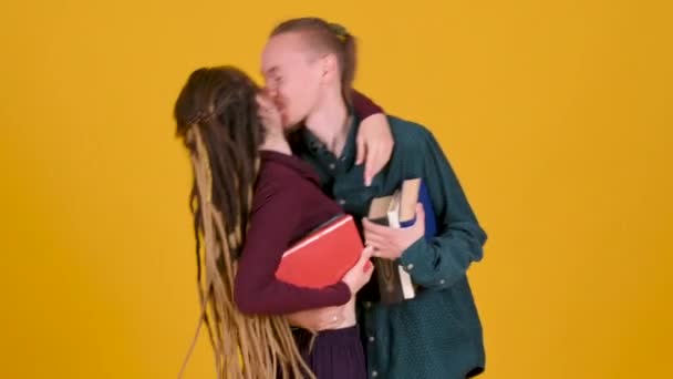 Deux Jeunes Étudiants Heureux Avec Des Livres Dans Leurs Mains — Video