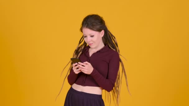 Young Girl Dreadlocks Using Smart Phone Texting Online Chat Smiling — Stock Video