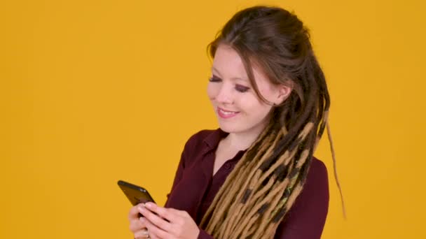 Menina Com Dreadlocks Usando Telefone Inteligente Mensagens Texto Bate Papo — Vídeo de Stock