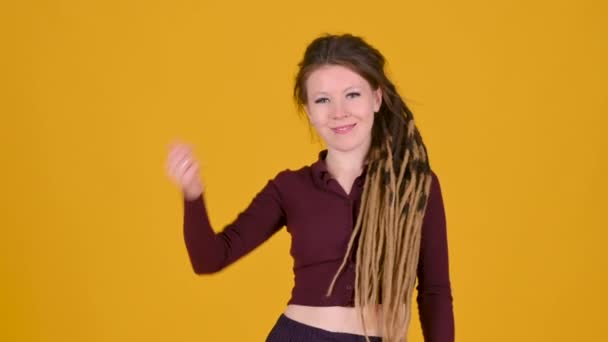 Młoda Zabawna Dziewczyna Dredami Aparat Fotograficzny Pokazuje Kciuk Górę Znak — Wideo stockowe