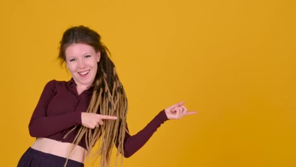 Rasta Bukleli Genç Komik Kız Kameranın Işaret Ettiği Gibi Sarı — Stok video