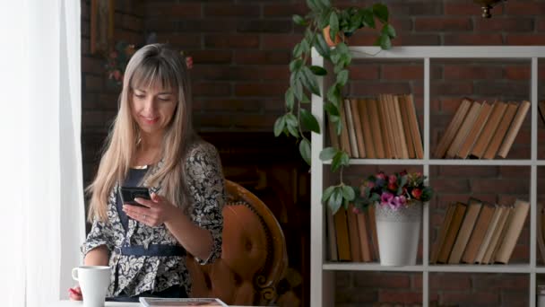 スマートフォンサーフィンソーシャルメディアアプリを見て笑顔の女性 スマートフォン技術を利用した女性客 — ストック動画
