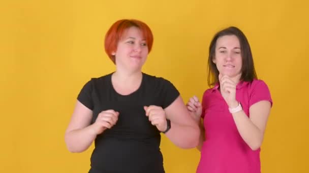 Boldog Nők Szórakozás Tánc Mosolygós Elszigetelt Sárga Stúdió Háttér — Stock videók