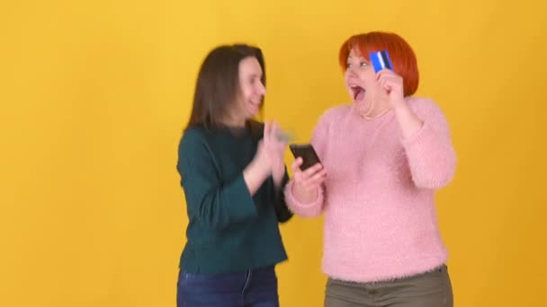Dois Jovens Feliz Mulher Sortuda Usando Telefone Olha Mensagem Com — Vídeo de Stock