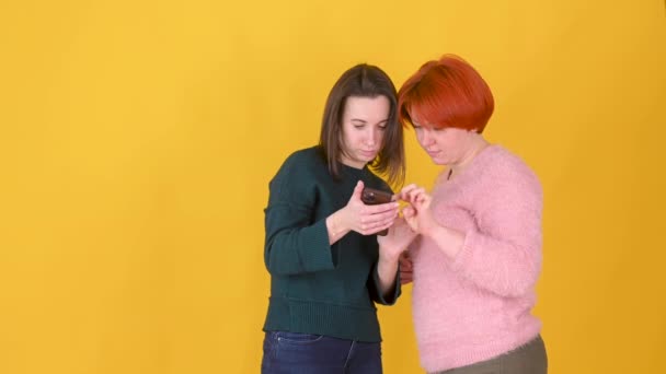 Дві Молоді Щасливі Дівчата Позують Ізольовані Жовтому Тлі Концепція Способу — стокове відео