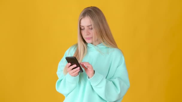 Szczęśliwa Młoda Blondynka Pomocą Smartfona Sms Czat Online Medytuje Izolowane — Wideo stockowe