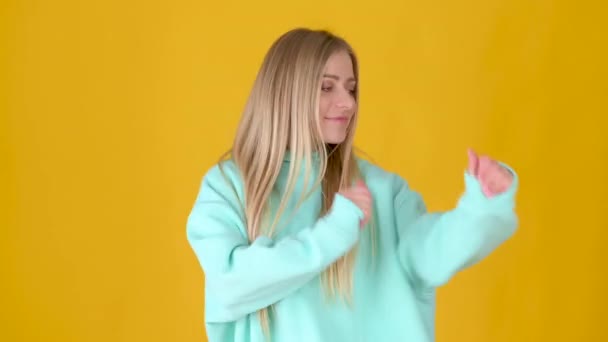 Jovem Feliz 20S Menina Dançando Brincando Divertindo Expressivo Gesticulando Mãos — Vídeo de Stock