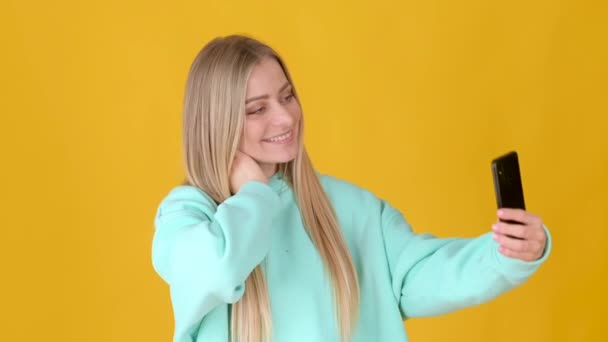 Feliz Sorrindo Menina Loira Posando Fazendo Tiro Selfie Celular Celular — Vídeo de Stock