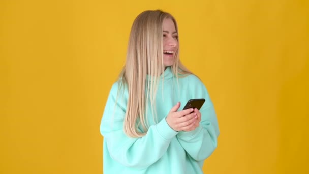 Feliz Chica Rubia Joven Utilizando Teléfono Inteligente Mensajes Texto Chat — Vídeos de Stock