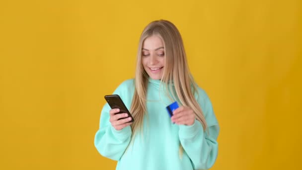 Menina Loira Feliz Usando Telefone Celular Segurar Cartão Crédito Bancário — Vídeo de Stock