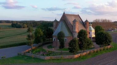 Hava aracı görüntüsü. Belarus 'un Synkovichi köyünde görkemli bir Ortodoks kilisesi. Gün batımında St. Michael Kilisesi 'ne insansız hava aracı görüntüsü.