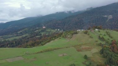 Dağ manzarası ve her zaman yeşil olan çam ağaçları. Dağın tepesinden bak.