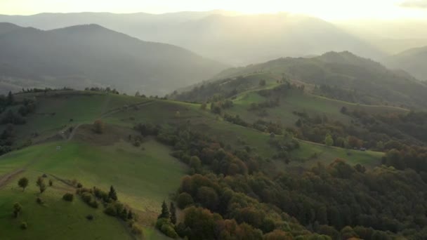 Hava Görüntüsü Şafak Vakti Güzel Sisli Bulutlar Içinde Dağların Üzerinden — Stok video