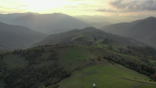 Hava Görüntüsü Şafak Vakti Güzel Sisli Bulutlar Içinde Dağların Üzerinden — Stok video