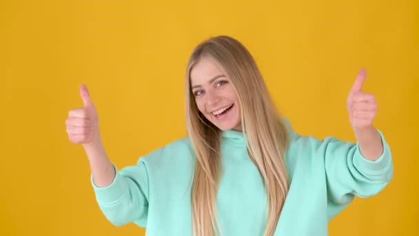 Chica Joven Positiva Posando Aislada Sobre Fondo Estudio Amarillo Mujer — Vídeos de Stock