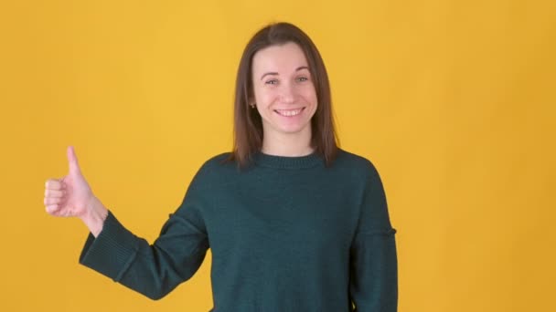 Pozytywna Młoda Dziewczyna Pozująca Żółtym Tle Studia Kobieta Patrząc Aprobatą — Wideo stockowe