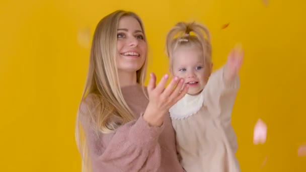 Glad Ung Blond Kvinna Håller Söt Liten Dotter Klänning Isolerad — Stockvideo