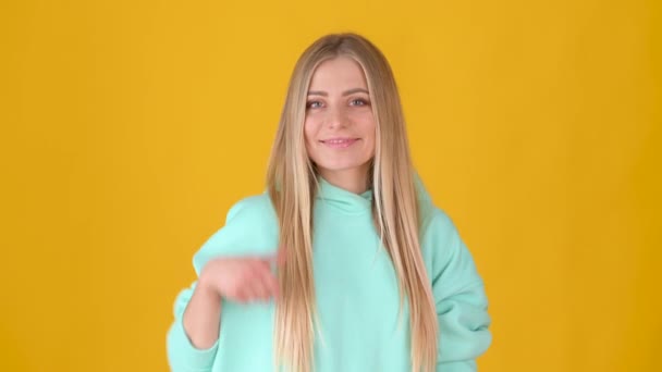 Chica Joven Positiva Posando Aislada Sobre Fondo Estudio Amarillo Mujer — Vídeos de Stock