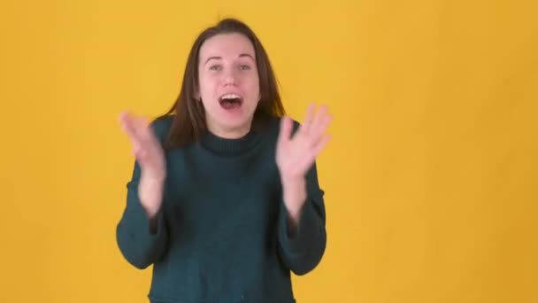 Szczęśliwa Zabawa Młoda Dziewczyna 20S Patrząc Aparat Zaskoczony Powiedzieć Wow — Wideo stockowe