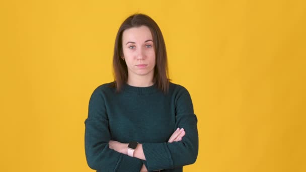 Mladá Dívka Zvažuje Vážný Plán Izolovaný Žlutém Pozadí Uvažovat Řešení — Stock video