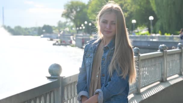 Portret Van Een Jonge Gelukkige Blonde Vrouw Buiten Positief Meisje — Stockvideo