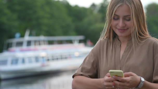 Ung Attraktiv Pige Sommerpark Nær Floden Der Læser Sms Mobiltelefonen – Stock-video