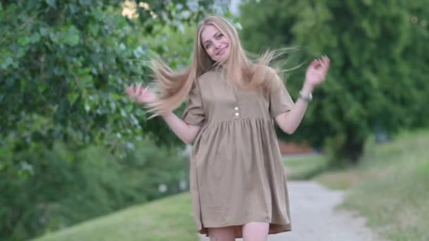 Vonzó Európai Szőke Lány Pózol Természetben Portré Gyönyörű Lány Aki — Stock videók